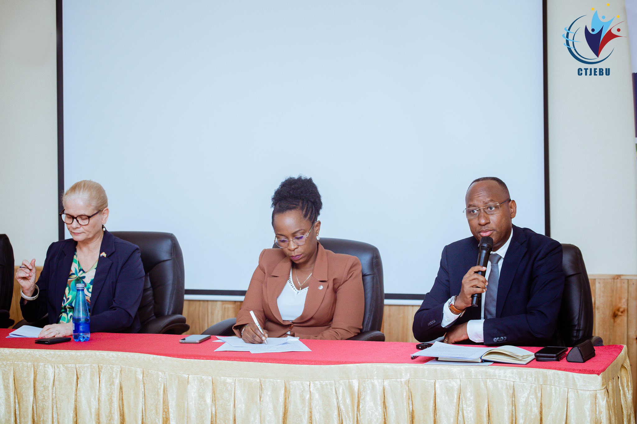 Un consortium composé de Chambre Transversale des Jeunes Entrepreneurs du Burundi(CTJEBU) et de ITC Consulting prend part au programme afin d’accompagner les PME de l’agri-business , pour une opportunité unique de se préparer à conquérir et à accéder sur les marchés régionaux.